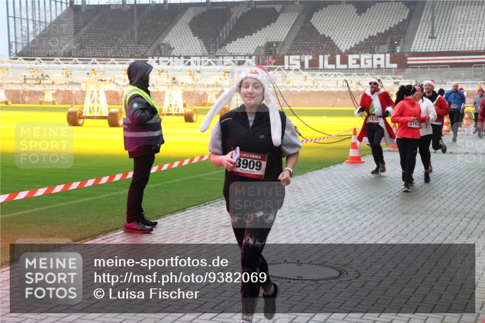 07.12.2025 - St. Pauli X-Mass-Run No. 15 Luisa Fischer http://msf.ph/oto/9382069 07.12.2025 10:12:19 Ziel 15, 3909, 1833, 3761, 670, 756, 1389, 1526, 1687, 1688, 1833, 2177, 2906, 2909, 3085, 3761, 3767, 3870, 3909, 3932, 3935, 4658, 4662 meine-sportfotos.de