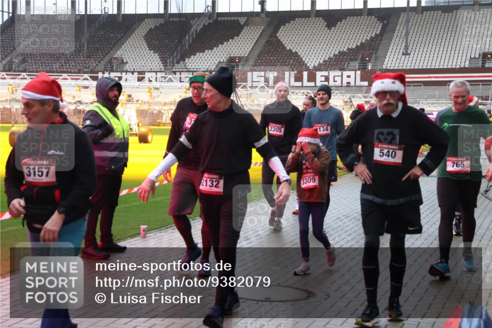 07.12.2025 - St. Pauli X-Mass-Run No. 15 Luisa Fischer http://msf.ph/oto/9382079 07.12.2025 11:21:20 Ziel 2305, 134, 3157, 2132, 3309, 540, 765, 540, 765, 1020, 1135, 1614, 2132, 2134, 2242, 2305, 2375, 2376, 2379, 2462, 2601, 2854, 3037, 3135, 3220 meine-sportfotos.de