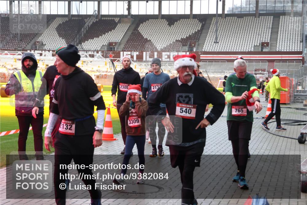 07.12.2025 - St. Pauli X-Mass-Run No. 15 Luisa Fischer http://msf.ph/oto/9382084 07.12.2025 11:21:21 Ziel 6709, 132, 2305, 213, 1, 540, 765, 3309, 540, 765, 1020, 1135, 1614, 2132, 2134, 2242, 2305, 2375, 2376, 2379, 2462, 2601, 2854, 2867, 3037, 3135, 3220 meine-sportfotos.de