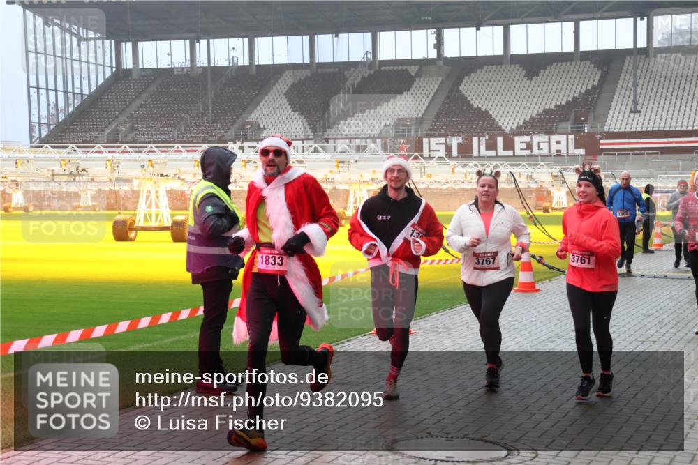 07.12.2025 - St. Pauli X-Mass-Run No. 15 Luisa Fischer http://msf.ph/oto/9382095 07.12.2025 10:12:21 Ziel 1833, 3767, 3761, 1688, 670, 756, 1389, 1526, 1687, 1688, 1833, 2177, 2906, 2909, 3085, 3761, 3767, 3870, 3909, 3932, 3935, 4658, 4662 meine-sportfotos.de
