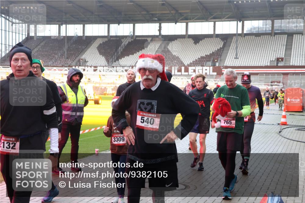 07.12.2025 - St. Pauli X-Mass-Run No. 15 Luisa Fischer http://msf.ph/oto/9382105 07.12.2025 11:21:22 Ziel 15, 2132, 6709, 3309, 15, 540, 765, 540, 765, 1020, 1135, 1614, 2132, 2134, 2242, 2305, 2375, 2376, 2379, 2462, 2601, 2854, 2867, 3037, 3135, 3220 meine-sportfotos.de