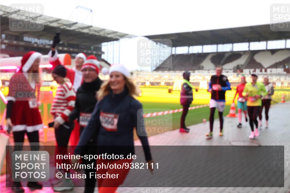 07.12.2025 - St. Pauli X-Mass-Run No. 15 Luisa Fischer http://msf.ph/oto/9382111 07.12.2025 10:48:04 Ziel 60, 78, 282, 309, 513, 522, 523, 553, 1171, 1182, 1555, 1819, 1847, 1848, 1863, 2200, 2490, 2566, 2608, 2611, 2683, 2684, 2690, 3101, 3102, 3104, 3105, 3344, 3360, 4072, 4615, 4618, 4853, 4863, 4868, 4869 meine-sportfotos.de