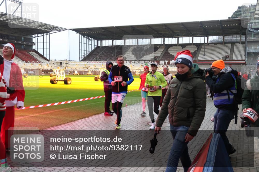 07.12.2025 - St. Pauli X-Mass-Run No. 15 Luisa Fischer http://msf.ph/oto/9382117 07.12.2025 10:48:05 Ziel 571, 921, 60, 78, 282, 309, 513, 522, 523, 553, 1171, 1182, 1555, 1819, 1847, 1848, 1863, 2200, 2490, 2566, 2608, 2611, 2683, 2684, 2690, 3101, 3102, 3104, 3105, 3344, 3360, 4072, 4615, 4618, 4853, 4863, 4868, 4869 meine-sportfotos.de