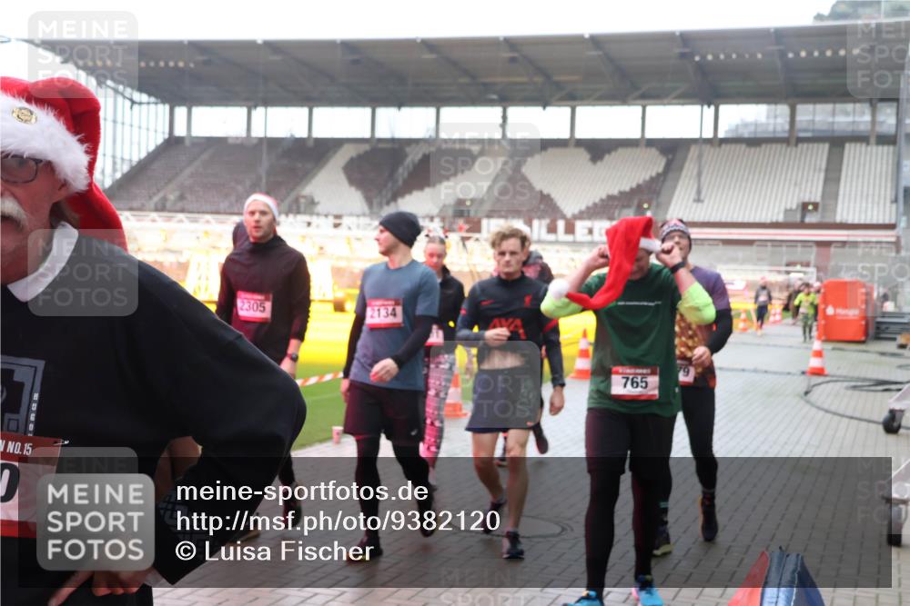 07.12.2025 - St. Pauli X-Mass-Run No. 15 Luisa Fischer http://msf.ph/oto/9382120 07.12.2025 11:21:24 Ziel 15, 2305, 2134, 765, 79, 540, 765, 1020, 1135, 1614, 2132, 2134, 2242, 2305, 2375, 2376, 2379, 2462, 2601, 2854, 2867, 3037, 3135, 3220, 3283 meine-sportfotos.de