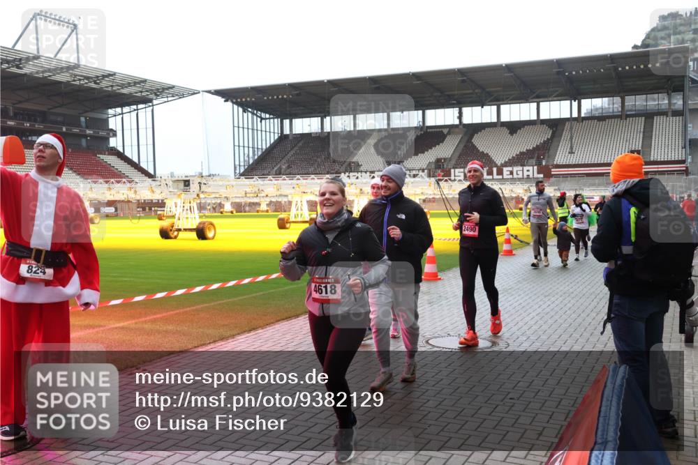 07.12.2025 - St. Pauli X-Mass-Run No. 15 Luisa Fischer http://msf.ph/oto/9382129 07.12.2025 10:48:10 Ziel 824, 15, 4618, 2490, 60, 78, 282, 309, 472, 513, 522, 523, 553, 1182, 1555, 1847, 1848, 1863, 2146, 2147, 2490, 2566, 2608, 2611, 2683, 2690, 3101, 3102, 3104, 3105, 3360, 4072, 4615, 4618, 4853, 4863, 4868, 4869 meine-sportfotos.de