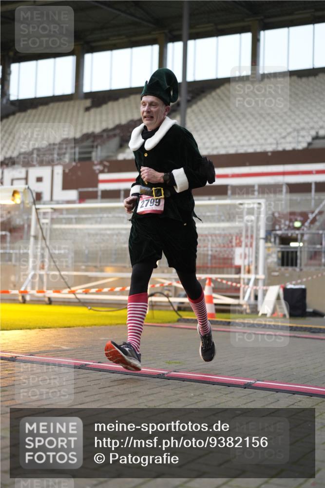 07.12.2025 - St. Pauli X-Mass-Run No. 15 Patografie http://msf.ph/oto/9382156 07.12.2025 10:20:45 Ziel 392, 1016, 1076, 1466, 2799, 4517 meine-sportfotos.de