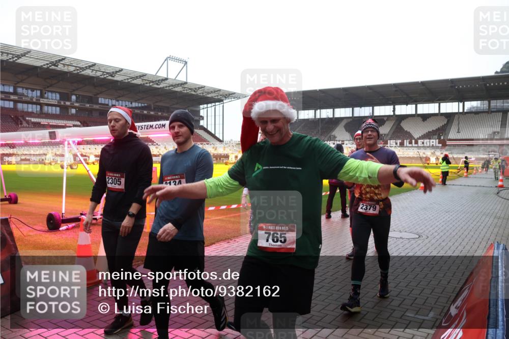 07.12.2025 - St. Pauli X-Mass-Run No. 15 Luisa Fischer http://msf.ph/oto/9382162 07.12.2025 11:21:27 Ziel 2305, 012, 15, 765, 2379, 540, 765, 1020, 1614, 2242, 2375, 2376, 2379, 2462, 2579, 2601, 2854, 2867, 3037, 3135, 3159, 3220, 3283 meine-sportfotos.de