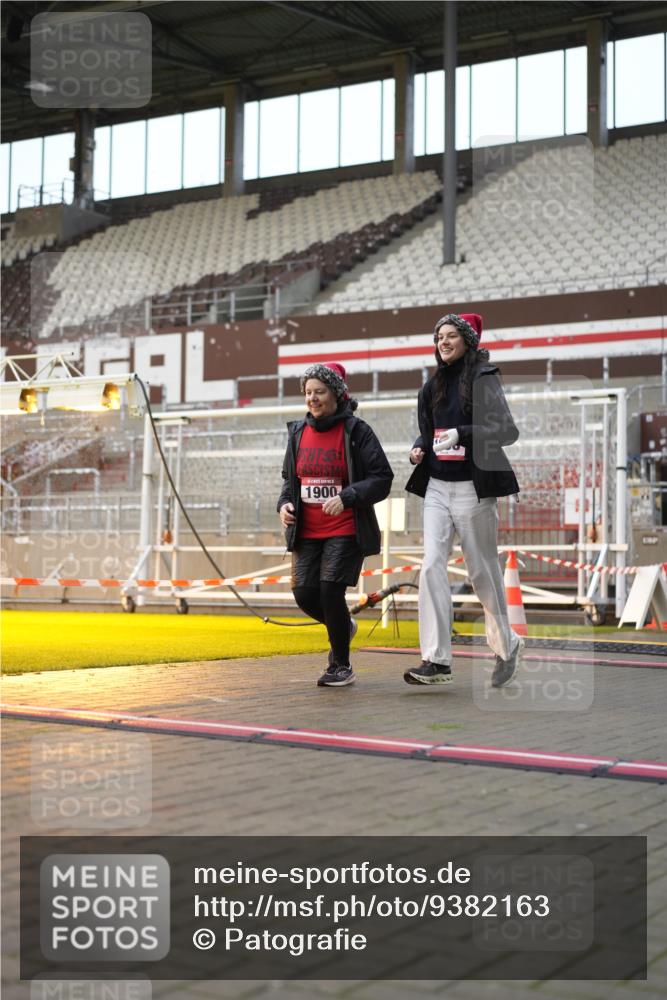 07.12.2025 - St. Pauli X-Mass-Run No. 15 Patografie http://msf.ph/oto/9382163 07.12.2025 10:21:01 Ziel 1386, 1407, 1898, 1900, 2565, 3984, 4338 meine-sportfotos.de