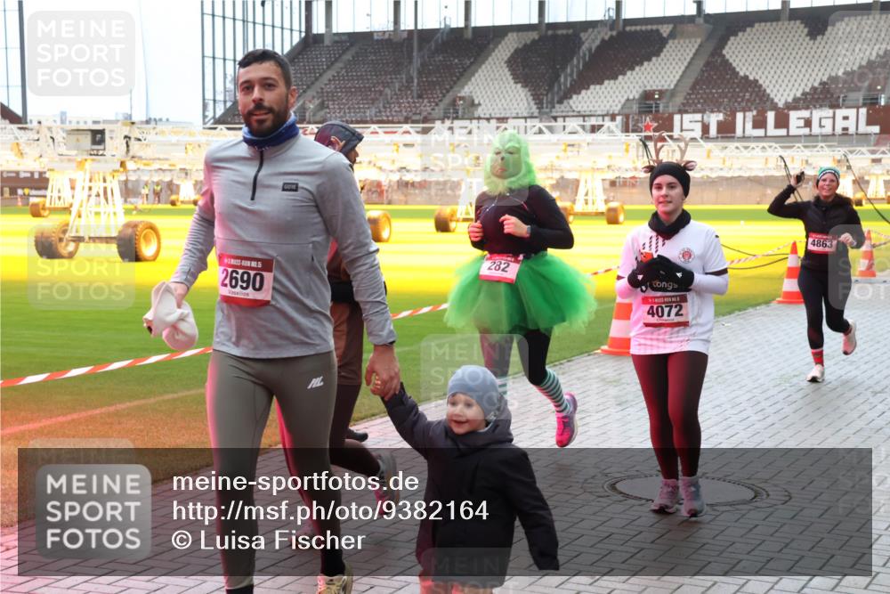 07.12.2025 - St. Pauli X-Mass-Run No. 15 Luisa Fischer http://msf.ph/oto/9382164 07.12.2025 10:48:16 Ziel 15, 2690, 282, 4072, 4863, 60, 78, 282, 309, 472, 513, 522, 523, 553, 1182, 1195, 1555, 1847, 1848, 1863, 2146, 2147, 2490, 2566, 2608, 2611, 2690, 3101, 3102, 3104, 3105, 3360, 4072, 4615, 4618, 4853, 4863, 4868, 4869 meine-sportfotos.de
