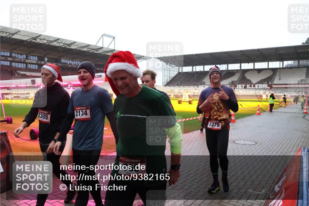 07.12.2025 - St. Pauli X-Mass-Run No. 15 Luisa Fischer http://msf.ph/oto/9382165 07.12.2025 11:21:28 Ziel 2305, 2134, 2379, 15, 765, 1, 540, 765, 1020, 2242, 2375, 2376, 2379, 2462, 2579, 2601, 2854, 2867, 3037, 3135, 3159, 3220, 3283 meine-sportfotos.de