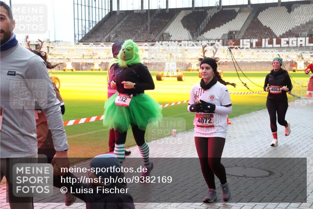 07.12.2025 - St. Pauli X-Mass-Run No. 15 Luisa Fischer http://msf.ph/oto/9382169 07.12.2025 10:48:17 Ziel 282, 15, 4072, 4863, 60, 78, 282, 309, 472, 513, 522, 523, 553, 1182, 1195, 1555, 1847, 1848, 1863, 2028, 2146, 2147, 2490, 2501, 2566, 2608, 2611, 2690, 3101, 3102, 3104, 3105, 3360, 4072, 4229, 4615, 4618, 4853, 4863, 4868, 4869 meine-sportfotos.de