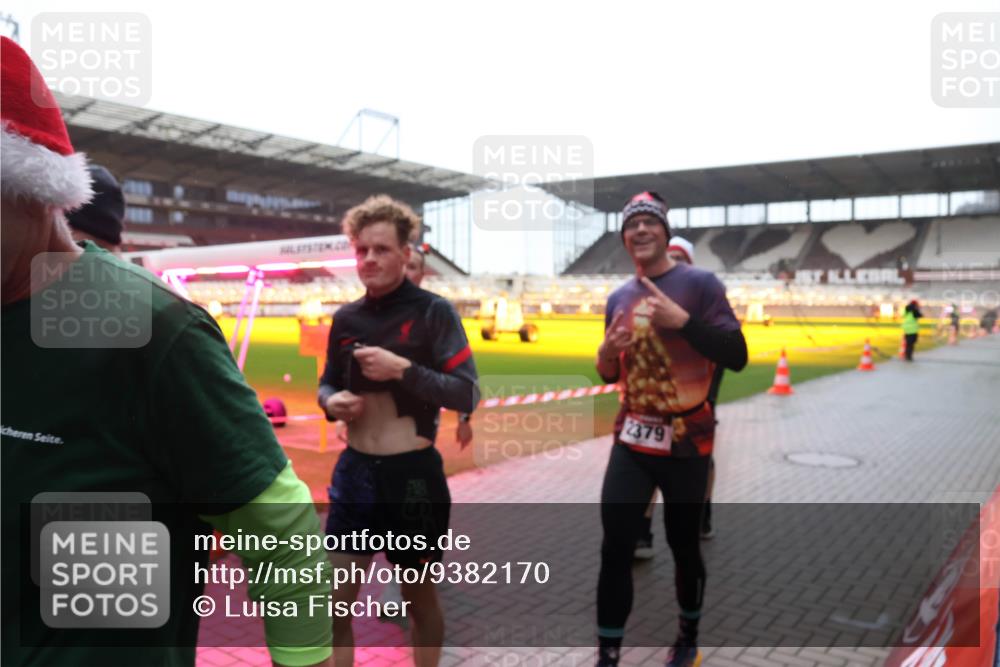07.12.2025 - St. Pauli X-Mass-Run No. 15 Luisa Fischer http://msf.ph/oto/9382170 07.12.2025 11:21:28 Ziel 2379, 540, 765, 1020, 2242, 2375, 2376, 2379, 2462, 2579, 2601, 2854, 2867, 3037, 3135, 3159, 3220, 3283 meine-sportfotos.de