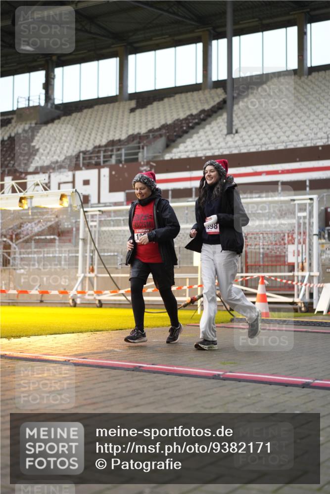 07.12.2025 - St. Pauli X-Mass-Run No. 15 Patografie http://msf.ph/oto/9382171 07.12.2025 10:21:02 Ziel 1386, 1407, 1898, 1900, 2565, 3984, 4338 meine-sportfotos.de