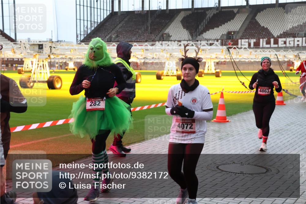07.12.2025 - St. Pauli X-Mass-Run No. 15 Luisa Fischer http://msf.ph/oto/9382172 07.12.2025 10:48:17 Ziel 282, 4072, 4863, 60, 78, 282, 309, 472, 513, 522, 523, 553, 1182, 1195, 1555, 1847, 1848, 1863, 2028, 2146, 2147, 2490, 2501, 2566, 2608, 2611, 2690, 3101, 3102, 3104, 3105, 3360, 4072, 4229, 4615, 4618, 4853, 4863, 4868, 4869 meine-sportfotos.de