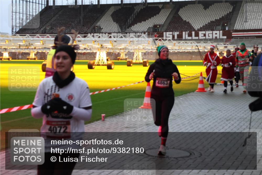 07.12.2025 - St. Pauli X-Mass-Run No. 15 Luisa Fischer http://msf.ph/oto/9382180 07.12.2025 10:48:18 Ziel 4072, 4863, 60, 78, 282, 309, 472, 513, 522, 523, 553, 1182, 1195, 1555, 1847, 1848, 1863, 2028, 2146, 2147, 2339, 2490, 2501, 2566, 2608, 2611, 2690, 3018, 3101, 3102, 3104, 3105, 3360, 3598, 4072, 4229, 4615, 4618, 4853, 4863, 4868, 4869 meine-sportfotos.de