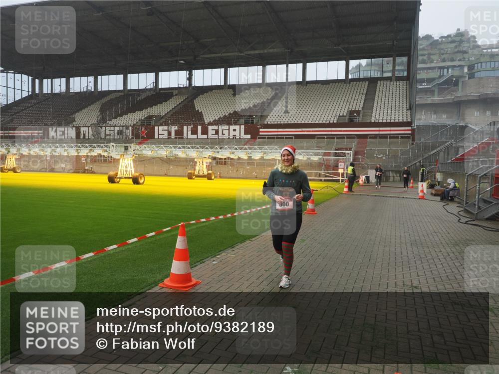 07.12.2025 - St. Pauli X-Mass-Run No. 15 Fabian Wolf http://msf.ph/oto/9382189 07.12.2025 10:09:33 Ziel 800, 899, 1172, 1243, 1248, 1718, 3493, 3756 meine-sportfotos.de