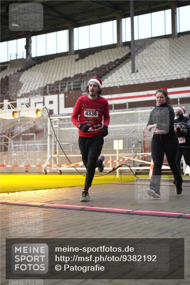 07.12.2025 - St. Pauli X-Mass-Run No. 15 Patografie http://msf.ph/oto/9382192 07.12.2025 10:21:03 Ziel 1386, 1407, 1898, 1900, 2565, 3984, 4338 meine-sportfotos.de