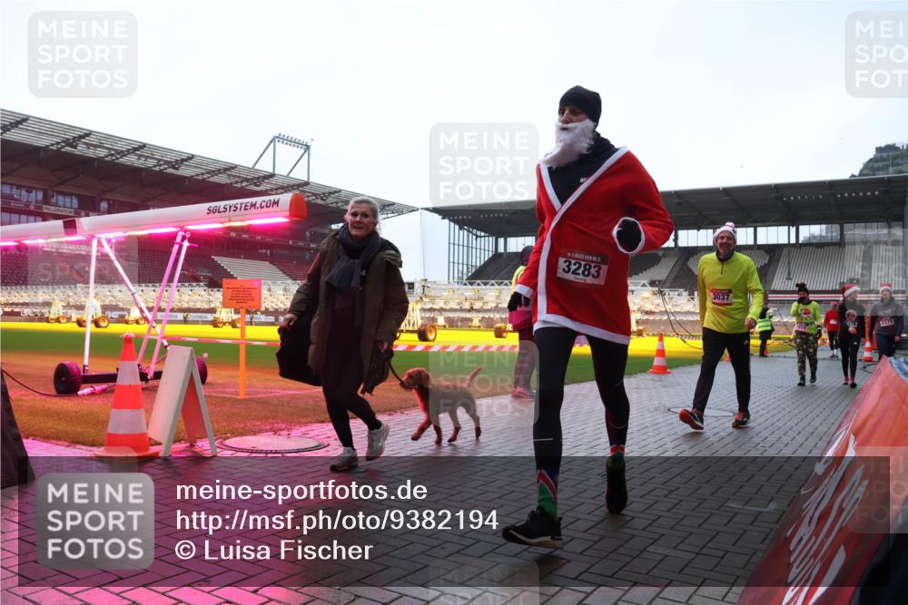 07.12.2025 - St. Pauli X-Mass-Run No. 15 Luisa Fischer http://msf.ph/oto/9382194 07.12.2025 11:21:45 Ziel 5, 3283, 3037, 2375, 98, 105, 111, 232, 241, 540, 1549, 1902, 1907, 2033, 2197, 2375, 2376, 2379, 2473, 2474, 2579, 2601, 2854, 2867, 3037, 3073, 3135, 3159, 3220, 3283 meine-sportfotos.de