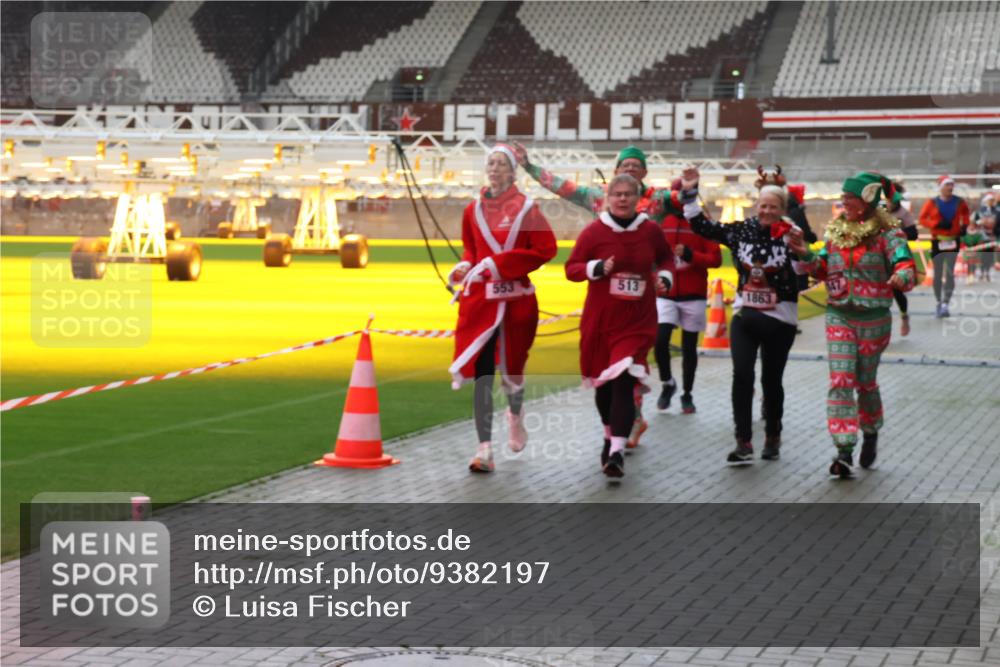 07.12.2025 - St. Pauli X-Mass-Run No. 15 Luisa Fischer http://msf.ph/oto/9382197 07.12.2025 10:48:20 Ziel 553, 513, 1863, 60, 78, 282, 472, 513, 553, 1182, 1195, 1555, 1847, 1848, 1863, 2028, 2146, 2147, 2339, 2490, 2501, 2566, 2608, 2611, 2690, 3018, 3101, 3102, 3104, 3105, 3598, 4072, 4229, 4615, 4618, 4853, 4863, 4868, 4869 meine-sportfotos.de