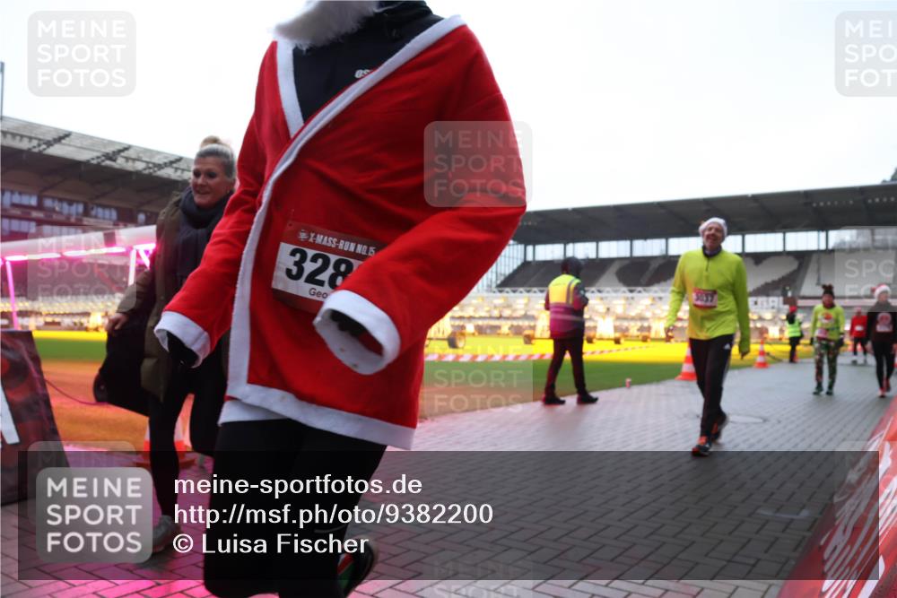 07.12.2025 - St. Pauli X-Mass-Run No. 15 Luisa Fischer http://msf.ph/oto/9382200 07.12.2025 11:21:46 Ziel 15, 328, 3037, 98, 105, 111, 232, 241, 540, 1549, 1902, 1907, 2033, 2197, 2375, 2376, 2379, 2473, 2474, 2579, 2854, 2867, 3037, 3073, 3135, 3159, 3220, 3283 meine-sportfotos.de