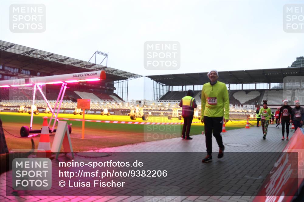 07.12.2025 - St. Pauli X-Mass-Run No. 15 Luisa Fischer http://msf.ph/oto/9382206 07.12.2025 11:21:46 Ziel 2374, 1370, 98, 105, 111, 232, 241, 540, 1549, 1902, 1907, 2033, 2197, 2375, 2376, 2379, 2473, 2474, 2579, 2854, 2867, 3037, 3073, 3135, 3159, 3220, 3283 meine-sportfotos.de