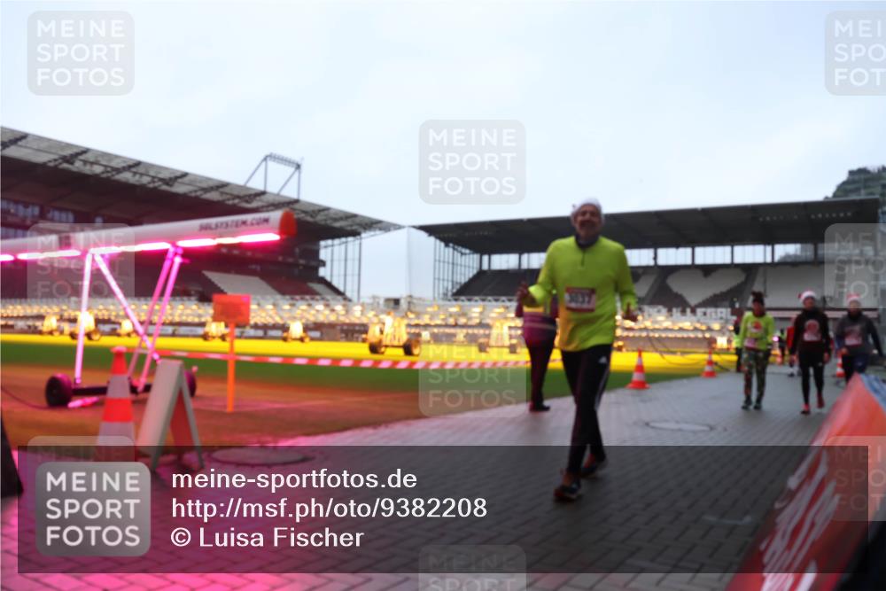 07.12.2025 - St. Pauli X-Mass-Run No. 15 Luisa Fischer http://msf.ph/oto/9382208 07.12.2025 11:21:47 Ziel 98, 105, 111, 232, 241, 540, 1549, 1902, 1907, 2033, 2197, 2375, 2376, 2473, 2474, 2579, 2854, 2867, 3073, 3135, 3159, 3220, 3283 meine-sportfotos.de