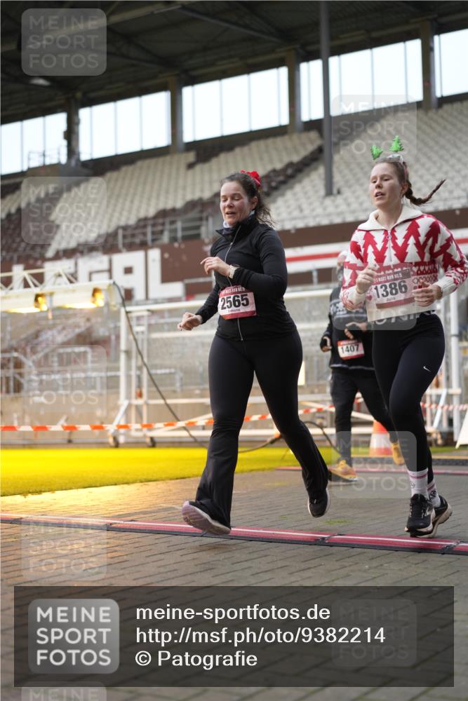 07.12.2025 - St. Pauli X-Mass-Run No. 15 Patografie http://msf.ph/oto/9382214 07.12.2025 10:21:04 Ziel 1386, 1407, 1898, 1900, 2565, 3984, 4338 meine-sportfotos.de