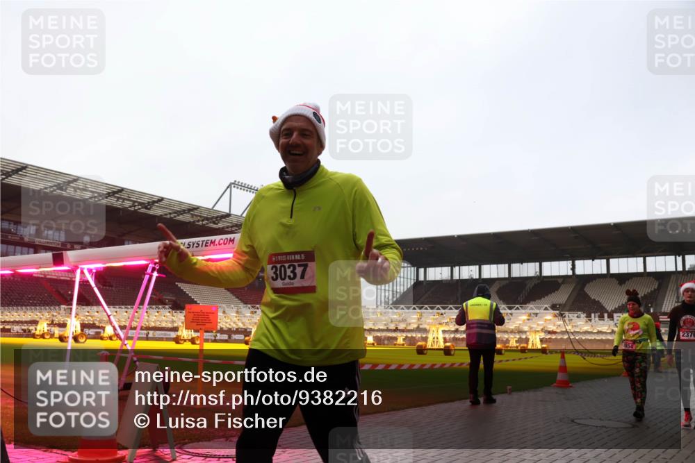 07.12.2025 - St. Pauli X-Mass-Run No. 15 Luisa Fischer http://msf.ph/oto/9382216 07.12.2025 11:21:48 Ziel 15, 3037, 854, 2376, 98, 105, 111, 232, 241, 1549, 1902, 1907, 1939, 2033, 2197, 2375, 2376, 2473, 2474, 2579, 2854, 2867, 3073, 3135, 3159, 3220, 3283 meine-sportfotos.de