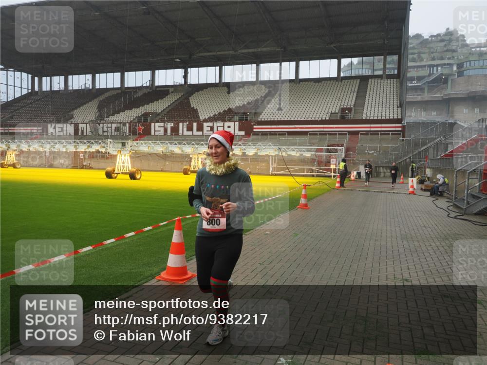 07.12.2025 - St. Pauli X-Mass-Run No. 15 Fabian Wolf http://msf.ph/oto/9382217 07.12.2025 10:09:34 Ziel 800, 899, 1172, 1191, 1243, 1248, 1718, 3493, 3756 meine-sportfotos.de