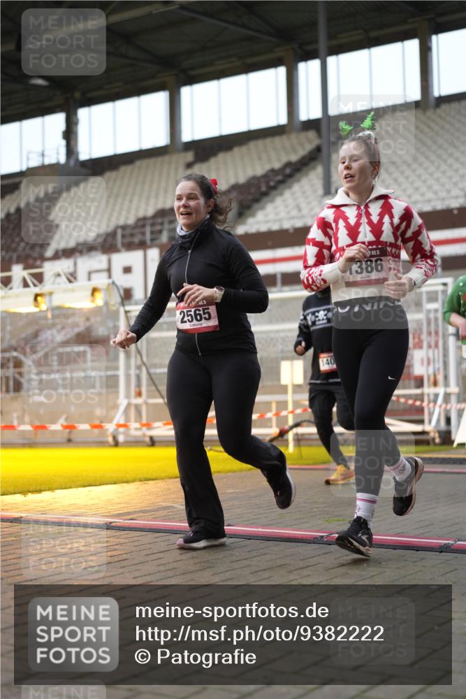07.12.2025 - St. Pauli X-Mass-Run No. 15 Patografie http://msf.ph/oto/9382222 07.12.2025 10:21:04 Ziel 1386, 1407, 1898, 1900, 2565, 3984, 4338 meine-sportfotos.de
