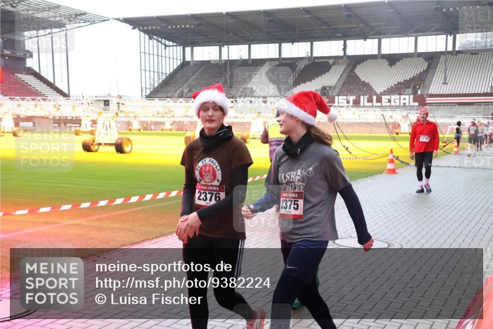 07.12.2025 - St. Pauli X-Mass-Run No. 15 Luisa Fischer http://msf.ph/oto/9382224 07.12.2025 11:21:51 Ziel 15, 2376, 5, 2375, 3135, 98, 105, 111, 232, 241, 1549, 1902, 1907, 1939, 2033, 2197, 2375, 2376, 2473, 2474, 2579, 2854, 2867, 3073, 3135, 3159, 3220, 3283 meine-sportfotos.de