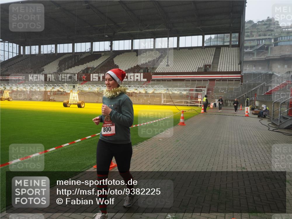 07.12.2025 - St. Pauli X-Mass-Run No. 15 Fabian Wolf http://msf.ph/oto/9382225 07.12.2025 10:09:34 Ziel 800, 899, 1172, 1191, 1243, 1248, 1718, 3493, 3756 meine-sportfotos.de