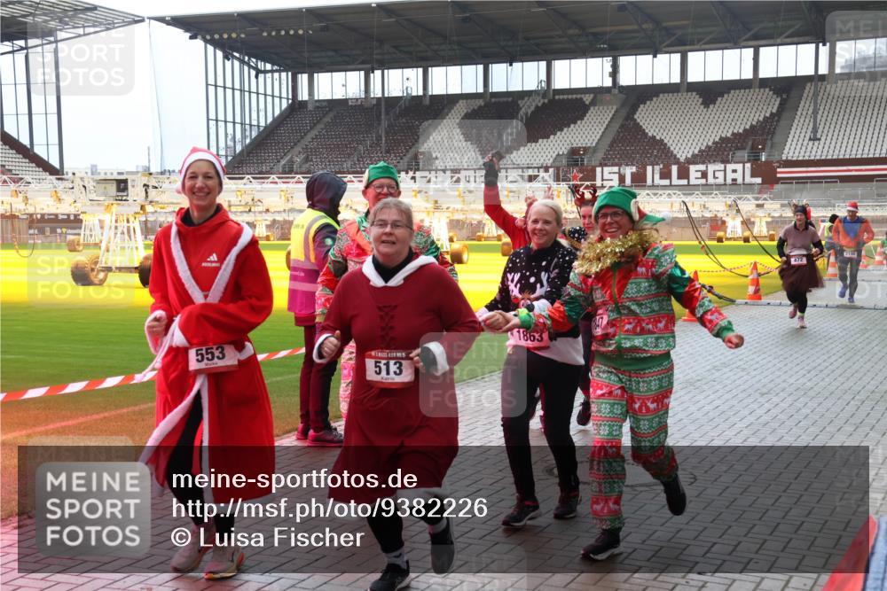 07.12.2025 - St. Pauli X-Mass-Run No. 15 Luisa Fischer http://msf.ph/oto/9382226 07.12.2025 10:48:23 Ziel 553, 15, 513, 1863, 47, 472, 2146, 78, 282, 472, 513, 553, 876, 1195, 1555, 2028, 2146, 2147, 2339, 2490, 2501, 2566, 2608, 2611, 2690, 3018, 3101, 3102, 3104, 3105, 3598, 4072, 4229, 4615, 4618, 4863, 4869 meine-sportfotos.de
