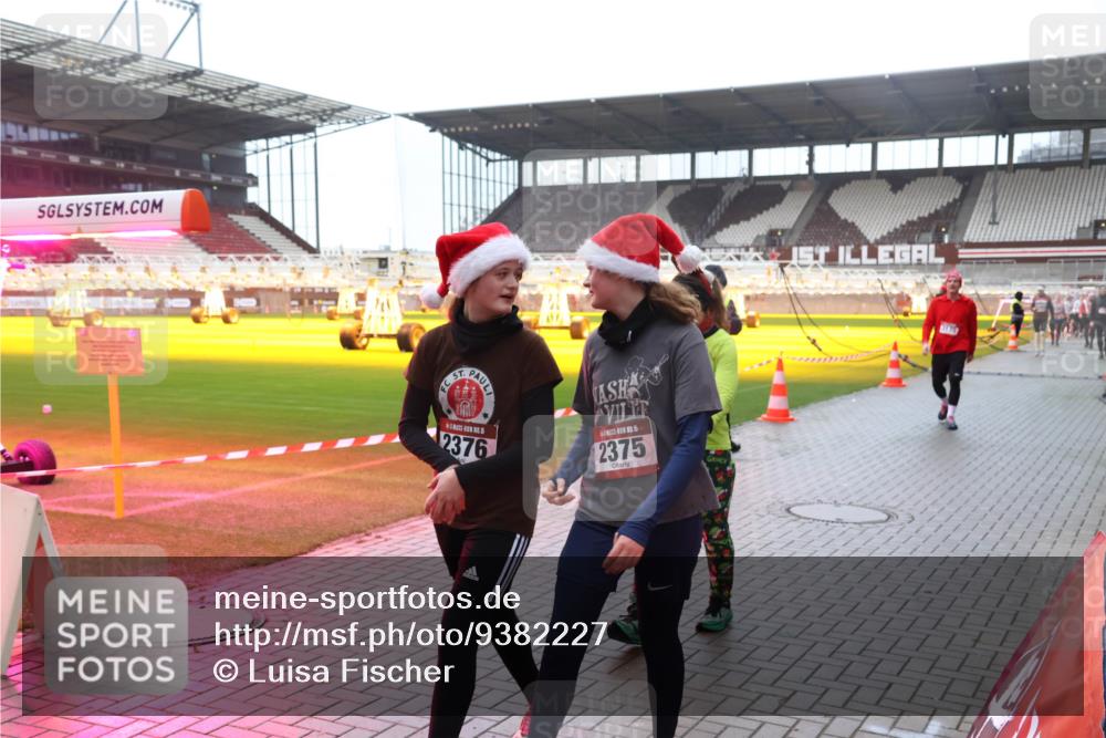07.12.2025 - St. Pauli X-Mass-Run No. 15 Luisa Fischer http://msf.ph/oto/9382227 07.12.2025 11:21:52 Ziel 5, 2376, 15, 2375, 98, 105, 111, 232, 241, 1549, 1902, 1907, 1939, 2033, 2197, 2375, 2376, 2473, 2474, 2579, 2854, 2867, 3073, 3135, 3159, 3220, 3283 meine-sportfotos.de