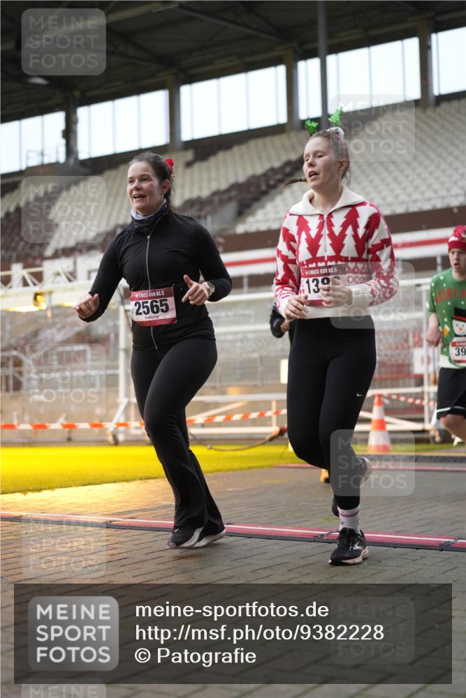 07.12.2025 - St. Pauli X-Mass-Run No. 15 Patografie http://msf.ph/oto/9382228 07.12.2025 10:21:04 Ziel 1386, 1407, 1898, 1900, 2565, 3984, 4338 meine-sportfotos.de