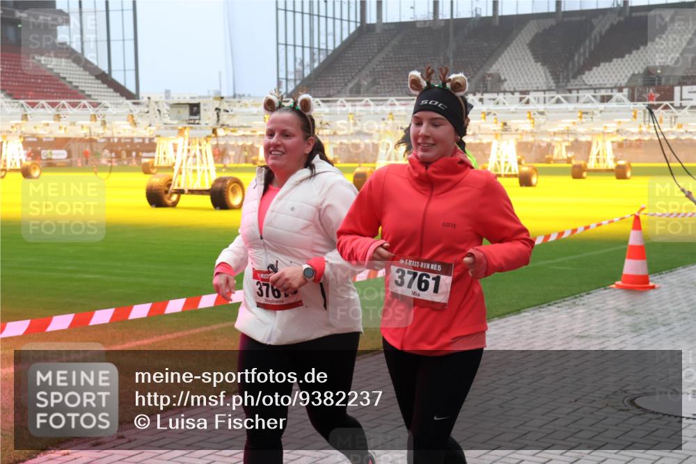 07.12.2025 - St. Pauli X-Mass-Run No. 15 Luisa Fischer http://msf.ph/oto/9382237 07.12.2025 10:12:24 Ziel 376, 15, 3761, 670, 756, 1389, 1526, 1687, 1688, 1833, 2177, 2906, 2909, 3085, 3761, 3767, 3870, 3909, 3932, 3935, 4658 meine-sportfotos.de