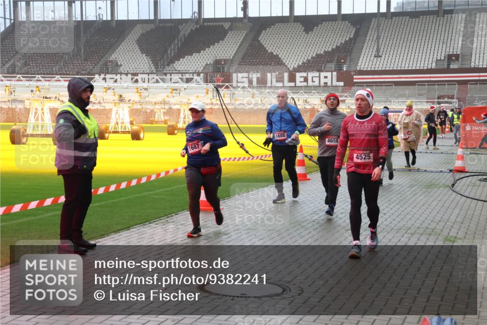 07.12.2025 - St. Pauli X-Mass-Run No. 15 Luisa Fischer http://msf.ph/oto/9382241 07.12.2025 10:12:26 Ziel 1687, 1688, 4658, 4525, 670, 756, 1389, 1526, 1687, 1688, 1833, 2177, 2906, 2909, 3085, 3761, 3767, 3870, 3909, 3932, 3935, 4658 meine-sportfotos.de
