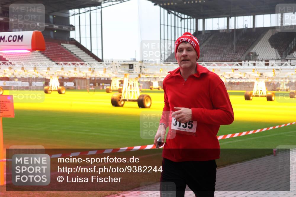 07.12.2025 - St. Pauli X-Mass-Run No. 15 Luisa Fischer http://msf.ph/oto/9382244 07.12.2025 11:21:56 Ziel 3135, 98, 105, 111, 232, 241, 1549, 1902, 1907, 1939, 2033, 2197, 2375, 2376, 2473, 2474, 2579, 2854, 2867, 3073, 3135, 3159, 3220, 3283 meine-sportfotos.de