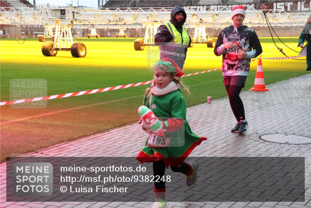 07.12.2025 - St. Pauli X-Mass-Run No. 15 Luisa Fischer http://msf.ph/oto/9382248 07.12.2025 10:48:37 Ziel 195, 2501, 282, 472, 513, 553, 577, 876, 1195, 1265, 1267, 1555, 2028, 2146, 2147, 2232, 2233, 2235, 2239, 2241, 2339, 2501, 2608, 2611, 2796, 2797, 2803, 3018, 3598, 4072, 4229, 4447, 4598, 4863 meine-sportfotos.de
