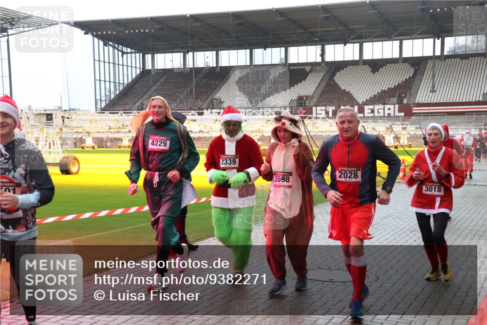 07.12.2025 - St. Pauli X-Mass-Run No. 15 Luisa Fischer http://msf.ph/oto/9382271 07.12.2025 10:48:41 Ziel 15, 01, 4229, 2339, 3598, 2028, 3018, 233, 282, 290, 472, 513, 553, 577, 633, 876, 935, 1195, 1265, 1267, 1517, 1521, 2028, 2146, 2147, 2232, 2233, 2235, 2239, 2241, 2339, 2501, 2608, 2611, 2796, 2797, 2803, 3018, 3598, 4229, 4447, 4598, 4863 meine-sportfotos.de