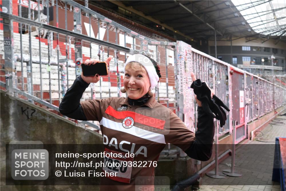 07.12.2025 - St. Pauli X-Mass-Run No. 15 Luisa Fischer http://msf.ph/oto/9382276 07.12.2025 11:22:15 Ziel 1910, 15, 3220, 98, 105, 111, 232, 241, 1284, 1297, 1549, 1775, 1779, 1902, 1904, 1907, 1939, 2033, 2197, 2473, 2474, 2579, 3073, 3159, 3474, 3475, 3820, 3821 meine-sportfotos.de