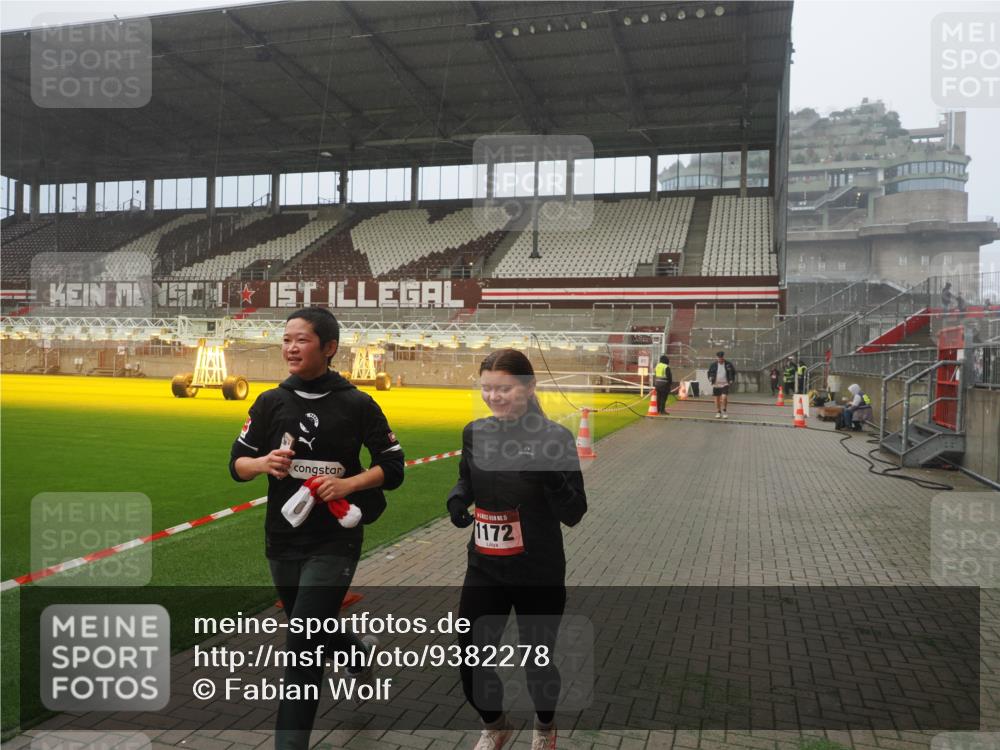 07.12.2025 - St. Pauli X-Mass-Run No. 15 Fabian Wolf http://msf.ph/oto/9382278 07.12.2025 10:09:43 Ziel 800, 1026, 1172, 1191 meine-sportfotos.de