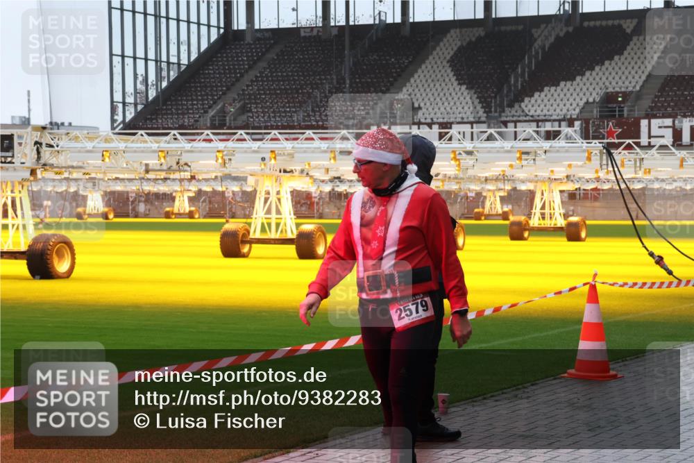 07.12.2025 - St. Pauli X-Mass-Run No. 15 Luisa Fischer http://msf.ph/oto/9382283 07.12.2025 11:22:20 Ziel 2579, 98, 105, 111, 232, 241, 1284, 1297, 1549, 1775, 1779, 1902, 1904, 1907, 1939, 2033, 2197, 2473, 2474, 3073, 3474, 3475, 3820, 3821 meine-sportfotos.de
