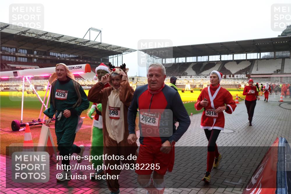 07.12.2025 - St. Pauli X-Mass-Run No. 15 Luisa Fischer http://msf.ph/oto/9382285 07.12.2025 10:48:42 Ziel 4229, 1598, 15, 2028, 3018, 76, 233, 282, 290, 472, 513, 553, 577, 633, 876, 935, 1195, 1265, 1267, 1515, 1516, 1517, 1521, 2028, 2146, 2147, 2232, 2233, 2235, 2239, 2241, 2339, 2501, 2608, 2611, 2796, 2797, 2803, 3018, 3598, 4229, 4447, 4598, 4863 meine-sportfotos.de