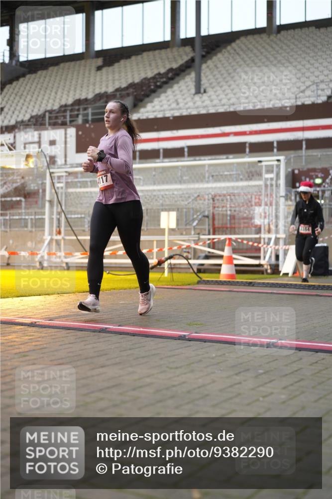 07.12.2025 - St. Pauli X-Mass-Run No. 15 Patografie http://msf.ph/oto/9382290 07.12.2025 10:21:14 Ziel 1326, 1386, 1407, 1898, 1900, 2173, 2565, 3062, 3384, 3540, 3541, 3848, 3849, 3984, 4117, 4338 meine-sportfotos.de