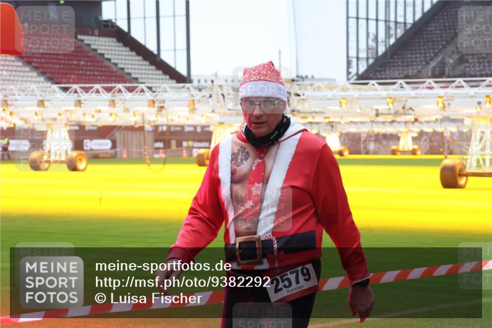 07.12.2025 - St. Pauli X-Mass-Run No. 15 Luisa Fischer http://msf.ph/oto/9382292 07.12.2025 11:22:22 Ziel 2579, 98, 105, 111, 1284, 1297, 1549, 1775, 1779, 1902, 1904, 1907, 1939, 2033, 2197, 2473, 2474, 3474, 3475, 3820, 3821 meine-sportfotos.de