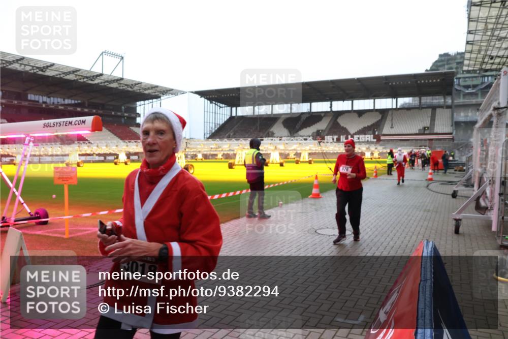 07.12.2025 - St. Pauli X-Mass-Run No. 15 Luisa Fischer http://msf.ph/oto/9382294 07.12.2025 10:48:43 Ziel 3018, 876, 233, 282, 290, 472, 513, 553, 577, 633, 876, 935, 1195, 1265, 1267, 1515, 1516, 1517, 1521, 2028, 2146, 2147, 2232, 2233, 2235, 2239, 2241, 2339, 2501, 2608, 2611, 2796, 2797, 2803, 3017, 3018, 3019, 3598, 4229, 4447, 4598, 4863 meine-sportfotos.de