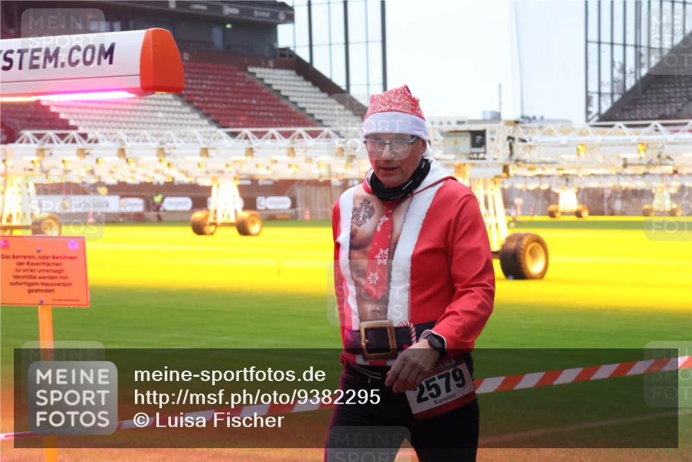 07.12.2025 - St. Pauli X-Mass-Run No. 15 Luisa Fischer http://msf.ph/oto/9382295 07.12.2025 11:22:22 Ziel 15, 2579, 98, 105, 111, 1284, 1297, 1549, 1775, 1779, 1902, 1904, 1907, 1939, 2033, 2197, 2473, 2474, 3474, 3475, 3820, 3821 meine-sportfotos.de