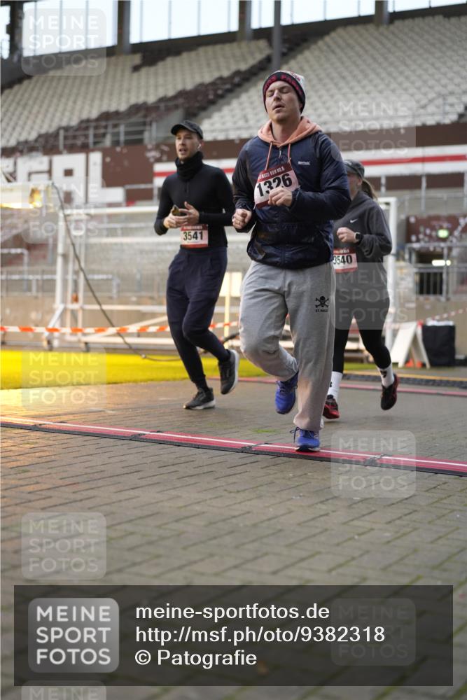 07.12.2025 - St. Pauli X-Mass-Run No. 15 Patografie http://msf.ph/oto/9382318 07.12.2025 10:21:17 Ziel 149, 270, 1326, 1386, 1407, 1898, 1900, 2173, 2565, 3062, 3091, 3384, 3540, 3541, 3848, 3849, 3984, 3988, 4117, 4338 meine-sportfotos.de