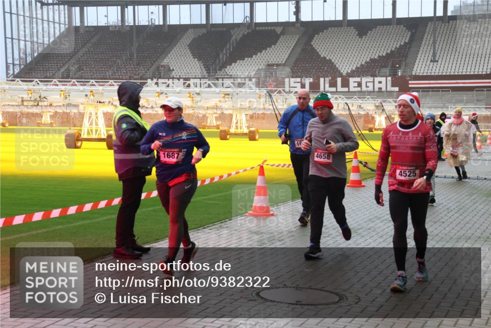 07.12.2025 - St. Pauli X-Mass-Run No. 15 Luisa Fischer http://msf.ph/oto/9382322 07.12.2025 10:12:27 Ziel 1687, 1, 4658, 4525, 670, 756, 1389, 1526, 1687, 1688, 1833, 2177, 2906, 2909, 3085, 3761, 3767, 3870, 3909, 3932, 3935, 4658 meine-sportfotos.de
